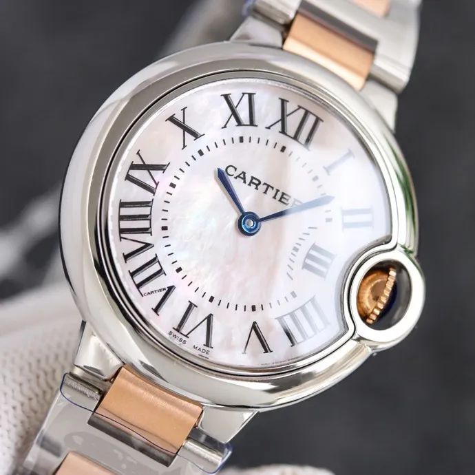 【Taiwan Factory】💰1920! 【Top replica】💰2900! Taiwan Factory Blue Balloon produces a series of Swiss quartz watches with complete sizes of 36mm, 33mm, and 28mm. This series of watches is famous for its delicate style and elegant style in the Cartier watchmaking industry. Of course, this watch must have such characteristics. The color of the stainless steel case makes the watch as light as a balloon, and the blue crown seems to have disobediently deviated from the original planned trajectory, like a playful couple. The Roman numerals on the dial look retro and deep, decorated with guilloche patterns and sword-shaped hands. The entire watch gives people a delicate and considerate feel. Isn’t this what couples need? Built-in: imported Swiss quartz movement, water drop (fish eye bubble) sapphire mirror, highly waterproof, burnt steel blue pointer color, curvature shape of the crown