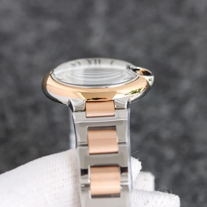 【Taiwan Factory】💰1920! 【Top replica】💰2900! Taiwan Factory Blue Balloon produces a series of Swiss quartz watches with complete sizes of 36mm, 33mm, and 28mm. This series of watches is famous for its delicate style and elegant style in the Cartier watchmaking industry. Of course, this watch must have such characteristics. The color of the stainless steel case makes the watch as light as a balloon, and the blue crown seems to have disobediently deviated from the original planned trajectory, like a playful couple. The Roman numerals on the dial look retro and deep, decorated with guilloche patterns and sword-shaped hands. The entire watch gives people a delicate and considerate feel. Isn’t this what couples need? Built-in: imported Swiss quartz movement, water drop (fish eye bubble) sapphire mirror, highly waterproof, burnt steel blue pointer color, curvature shape of the crown
