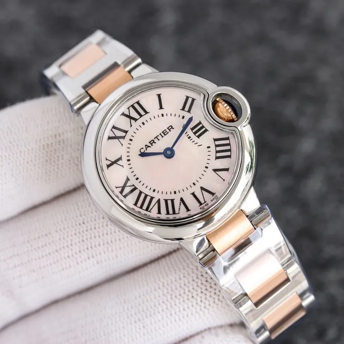 【Taiwan Factory】💰1920! 【Top replica】💰2900! Taiwan Factory Blue Balloon produces a series of Swiss quartz watches with complete sizes of 36mm, 33mm, and 28mm. This series of watches is famous for its delicate style and elegant style in the Cartier watchmaking industry. Of course, this watch must have such characteristics. The color of the stainless steel case makes the watch as light as a balloon, and the blue crown seems to have disobediently deviated from the original planned trajectory, like a playful couple. The Roman numerals on the dial look retro and deep, decorated with guilloche patterns and sword-shaped hands. The entire watch gives people a delicate and considerate feel. Isn’t this what couples need? Built-in: imported Swiss quartz movement, water drop (fish eye bubble) sapphire mirror, highly waterproof, burnt steel blue pointer color, curvature shape of the crown