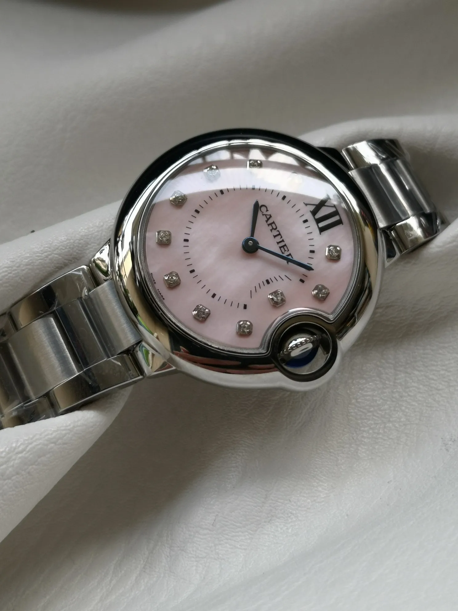 【High-end replica】💰1120! Taiwan factory 💰1720! Top replica 💰Private chat! Cartier Blue Balloon series watch (guilloché dial, sword-shaped blue steel hands, quartz, 33mm), pays tribute to the retrograde, God bless the world! This picture was taken as a top-notch replica!