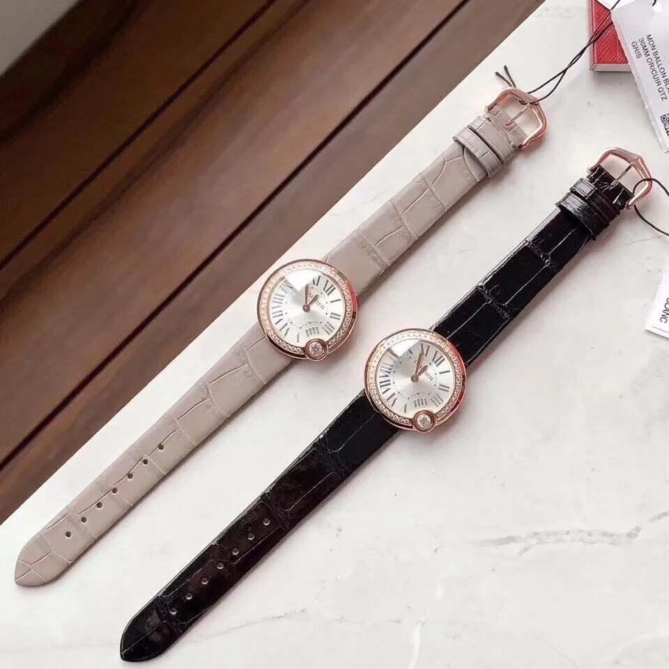 【Foreign trade import】💰1160! Cartier Ballon Blanc de Cartier series! Size 30mm! Counter genuine synchronized version! My family bought the genuine product from a counter with more than 8w of real gold and silver! The quality is definitely not fooled! Welcome everyone to compare the genuine products! I fell in love with the white balloon at first sight! "Haze Gray" is super white! The biggest difference between the white balloon and the blue balloon is that there is a rhombus diamond in the fourth position! The low-key leather strap complements the luster of the electroplated 18k rose gold dial! The latest styles from the counter will not be as popular as blue balloons! Let me explain the key points! Teach you how to distinguish junk versions on the market! (1) Swiss Ronda quartz movement ➕ Cartier dedicated deck. Don’t be afraid to open the bottom cover to inspect the goods! (2) The crown at 4 o'clock is set with a 0.14 carat diamond! The color perfectly restores the real diamond! Rhombus-shaped diamonds are different from ordinary zircons on the market! (3) Silver Roman font, not blue! The grilled blue needle hands have also been changed to rose gold! (4) In terms of watch straps, we also spend a lot of money to achieve genuine 1:1 quality. There are two options: Italian cowhide and American crocodile leather. Personal opinion! White balloons really look better than blue balloons! To her! I started with looks! Loyal to quality!