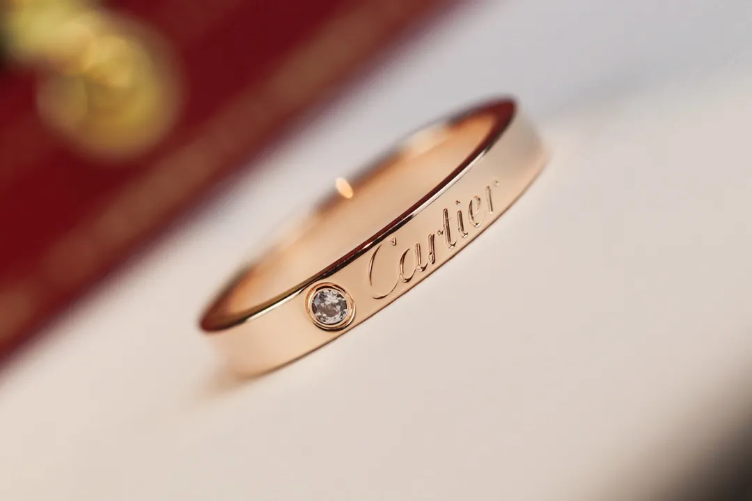 【Purchase Level】💰220 each! @rtier signature Cartier ring. Compared with the LOVE series, this Cartier signature ring has a smart signature that is more delicate and charming. It is suitable for girls to wear. Inlaid with a diamond brings a precious feeling. Many couples also use this ring as a wedding ring to set their lifelong happiness. We use CNC technology for this ring. Its color ratio is inspected by a high-precision color discriminator. The color is consistent inside and outside when cut. Cartier single diamond ring