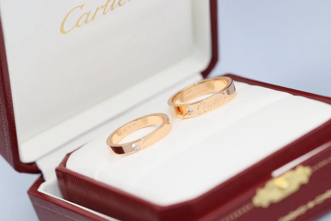 【Purchase Level】💰220 each! @rtier signature Cartier ring. Compared with the LOVE series, this Cartier signature ring has a smart signature that is more delicate and charming. It is suitable for girls to wear. Inlaid with a diamond brings a precious feeling. Many couples also use this ring as a wedding ring to set their lifelong happiness. We use CNC technology for this ring. Its color ratio is inspected by a high-precision color discriminator. The color is consistent inside and outside when cut. Cartier single diamond ring