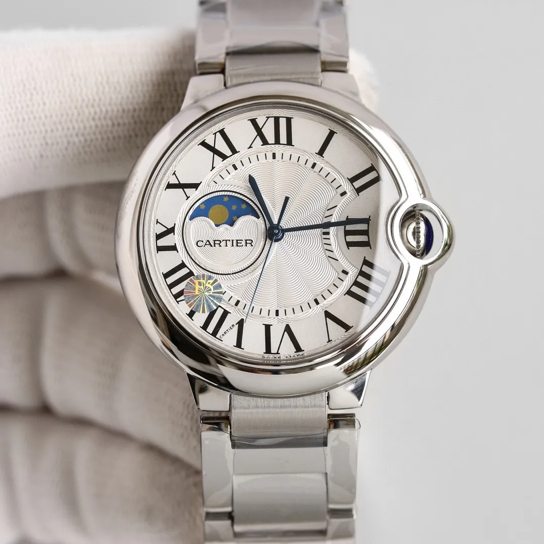 【Top Replica】💰3700! Taiwan TW, the classic Cartier Cartier Blue Balloon Series: It took 12 months to perfect the Cartier 1:1, KO3 dial with 9 digits showing the real moon phase and running 24 hours a day. It is equipped with an original imported fully automatic mechanical movement (zero repair), which is sleek and elegant, showing nobility. The men's model is 42mm. The stainless steel case has been polished by CNC to the extreme, and it is shiny. The level of detail is no less than that of the genuine article, perfectly embodying the unique charm of the original version, which is the soul selling point of the watch. The steel belt is exquisitely polished, and the effect is like a silver plate. The craftsmanship is rough but fine (polished and brushed). The overall luster is surging and flowing, showing the potential of top quality!
