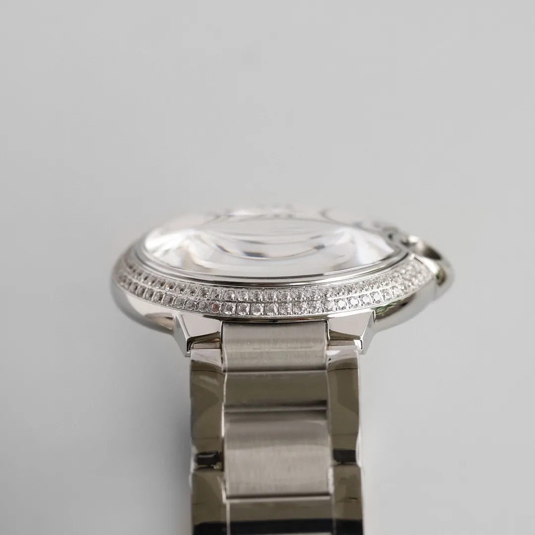 【Top Replica】💰3700! Taiwan TW, the classic Cartier Cartier Blue Balloon Series: It took 12 months to perfect the Cartier 1:1, KO3 dial with 9 digits showing the real moon phase and running 24 hours a day. It is equipped with an original imported fully automatic mechanical movement (zero repair), which is sleek and elegant, showing nobility. The men's model is 42mm. The stainless steel case has been polished by CNC to the extreme, and it is shiny. The level of detail is no less than that of the genuine article, perfectly embodying the unique charm of the original version, which is the soul selling point of the watch. The steel belt is exquisitely polished, and the effect is like a silver plate. The craftsmanship is rough but fine (polished and brushed). The overall luster is surging and flowing, showing the potential of top quality!