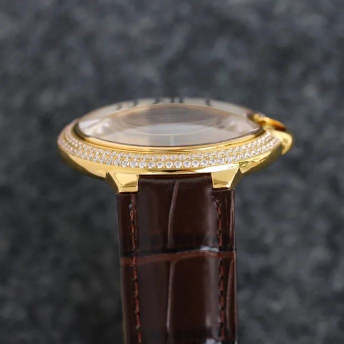 The 42 size upgraded version of the Taiwan factory is equipped with 2824 Ruijie, 1, dark yellow lettering, 2 baked blue hands, 3 original sand buckle, 4 centered handle, 5, obvious crescent. This series of watches is famous for its delicate style and elegant style in the Cartier watchmaking industry. Of course, this watch must have such characteristics. The color of the stainless steel case makes the watch as light as a balloon, and the blue crown seems to have disobediently deviated from the original planned trajectory, like a playful couple. The Roman numeral hour markers look retro and deep on the dial, decorated with guilloche patterns and sword-shaped hands. The entire watch gives people a delicate and considerate feel. Isn’t that what couples need? Waterdrop (fish eye bubble) sapphire glass mirror. Highly waterproof. Curved handle shape.