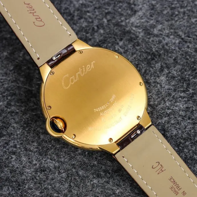The 42 size upgraded version of the Taiwan factory is equipped with 2824 Ruijie, 1, dark yellow lettering, 2 baked blue hands, 3 original sand buckle, 4 centered handle, 5, obvious crescent. This series of watches is famous for its delicate style and elegant style in the Cartier watchmaking industry. Of course, this watch must have such characteristics. The color of the stainless steel case makes the watch as light as a balloon, and the blue crown seems to have disobediently deviated from the original planned trajectory, like a playful couple. The Roman numeral hour markers look retro and deep on the dial, decorated with guilloche patterns and sword-shaped hands. The entire watch gives people a delicate and considerate feel. Isn’t that what couples need? Waterdrop (fish eye bubble) sapphire glass mirror. Highly waterproof. Curved handle shape.