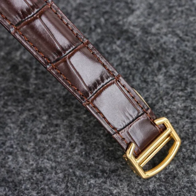 The 42 size upgraded version of the Taiwan factory is equipped with 2824 Ruijie, 1, dark yellow lettering, 2 baked blue hands, 3 original sand buckle, 4 centered handle, 5, obvious crescent. This series of watches is famous for its delicate style and elegant style in the Cartier watchmaking industry. Of course, this watch must have such characteristics. The color of the stainless steel case makes the watch as light as a balloon, and the blue crown seems to have disobediently deviated from the original planned trajectory, like a playful couple. The Roman numeral hour markers look retro and deep on the dial, decorated with guilloche patterns and sword-shaped hands. The entire watch gives people a delicate and considerate feel. Isn’t that what couples need? Waterdrop (fish eye bubble) sapphire glass mirror. Highly waterproof. Curved handle shape.