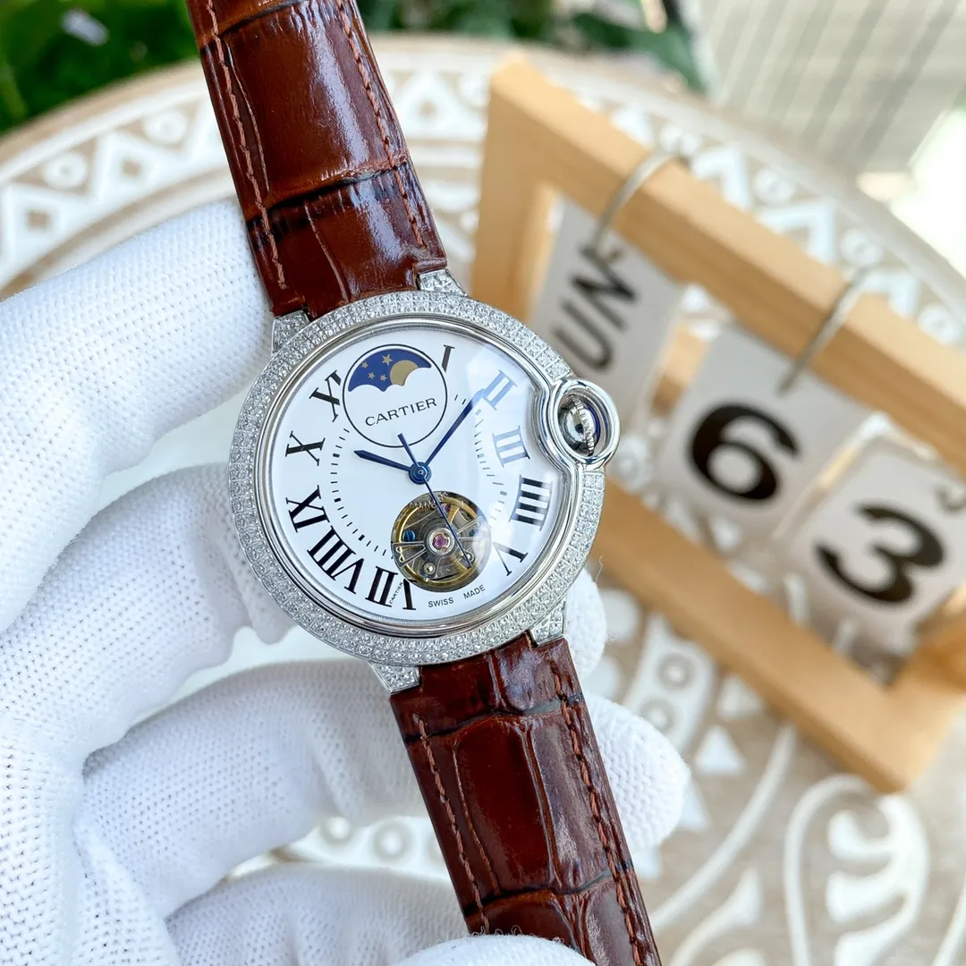 【Foreign Trade Import】💰1720! The Cartier Blue Balloon series and tourbillon mechanical women's watches are now on the market, exuding fashionable beauty. The operation of the movement flywheel is clear at a glance, showing nobility and luxury. Paired with imported Italian calfskin, it perfectly blends classicity and innovation. The diameter is 36mm wide and the thickness is 10mm🔥The top quality products are constantly produced🔥