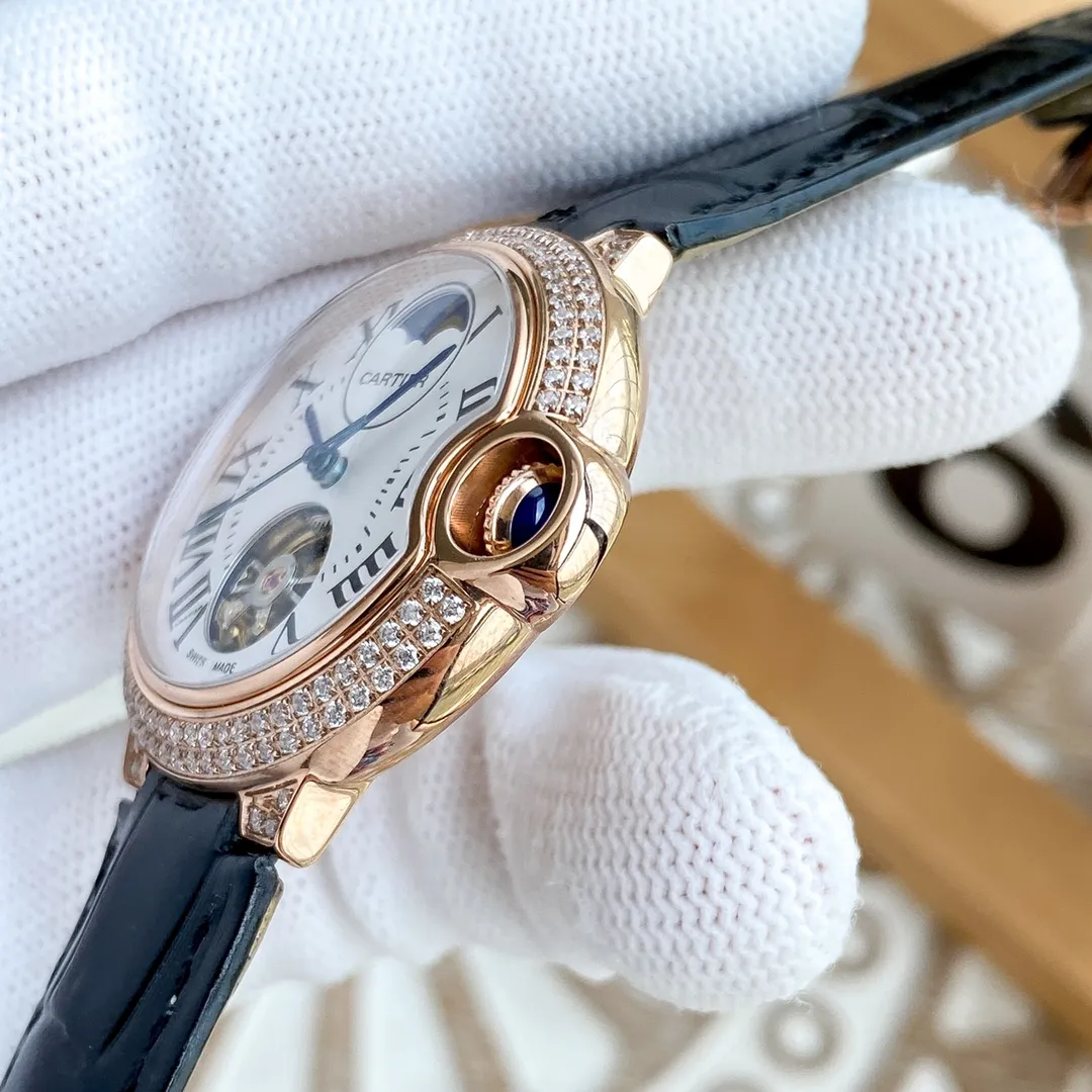 【Foreign Trade Import】💰1720! The Cartier Blue Balloon series and tourbillon mechanical women's watches are now on the market, exuding fashionable beauty. The operation of the movement flywheel is clear at a glance, showing nobility and luxury. Paired with imported Italian calfskin, it perfectly blends classicity and innovation. The diameter is 36mm wide and the thickness is 10mm🔥The top quality products are constantly produced🔥