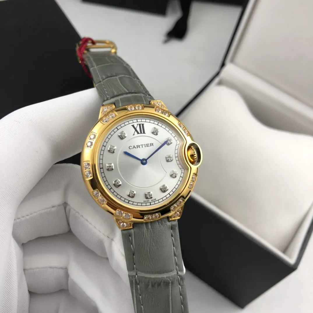 【Foreign trade import】💰840! Cartier - [CARTIER Blue Balloon Series Goddess Watch is very popular among goddesses. The 316L stainless steel case is inlaid with Czech high-shine diamonds. The clean Roman and diamond stud brushed metal dial shows a simple temperament. The imported quartz movement, the latest and most pink color is super white, and the appearance and temperament are amazing! Original folding clasp, size: 36mm