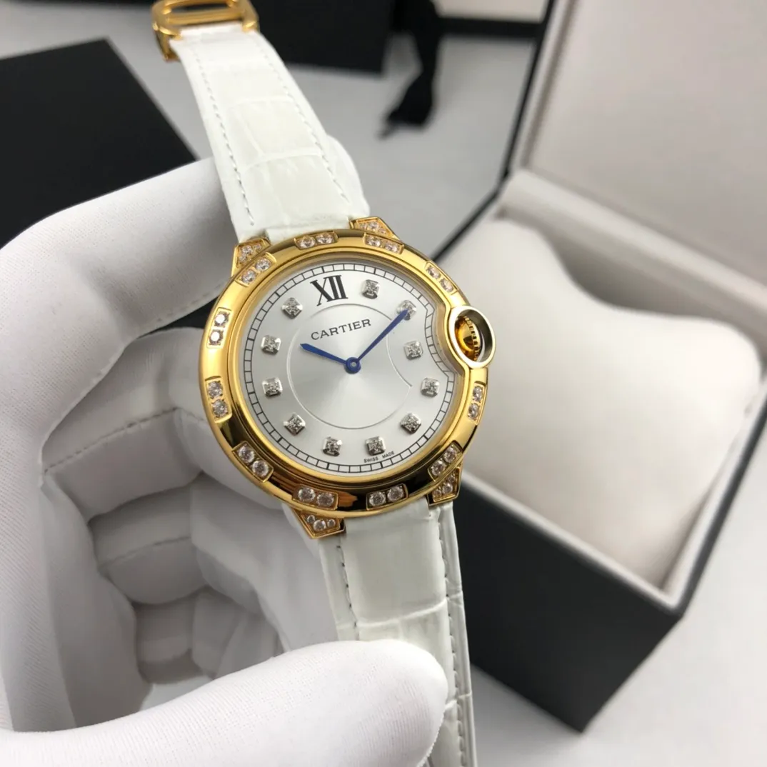 【Foreign trade import】💰840! Cartier - [CARTIER Blue Balloon Series Goddess Watch is very popular among goddesses. The 316L stainless steel case is inlaid with Czech high-shine diamonds. The clean Roman and diamond stud brushed metal dial shows a simple temperament. The imported quartz movement, the latest and most pink color is super white, and the appearance and temperament are amazing! Original folding clasp, size: 36mm