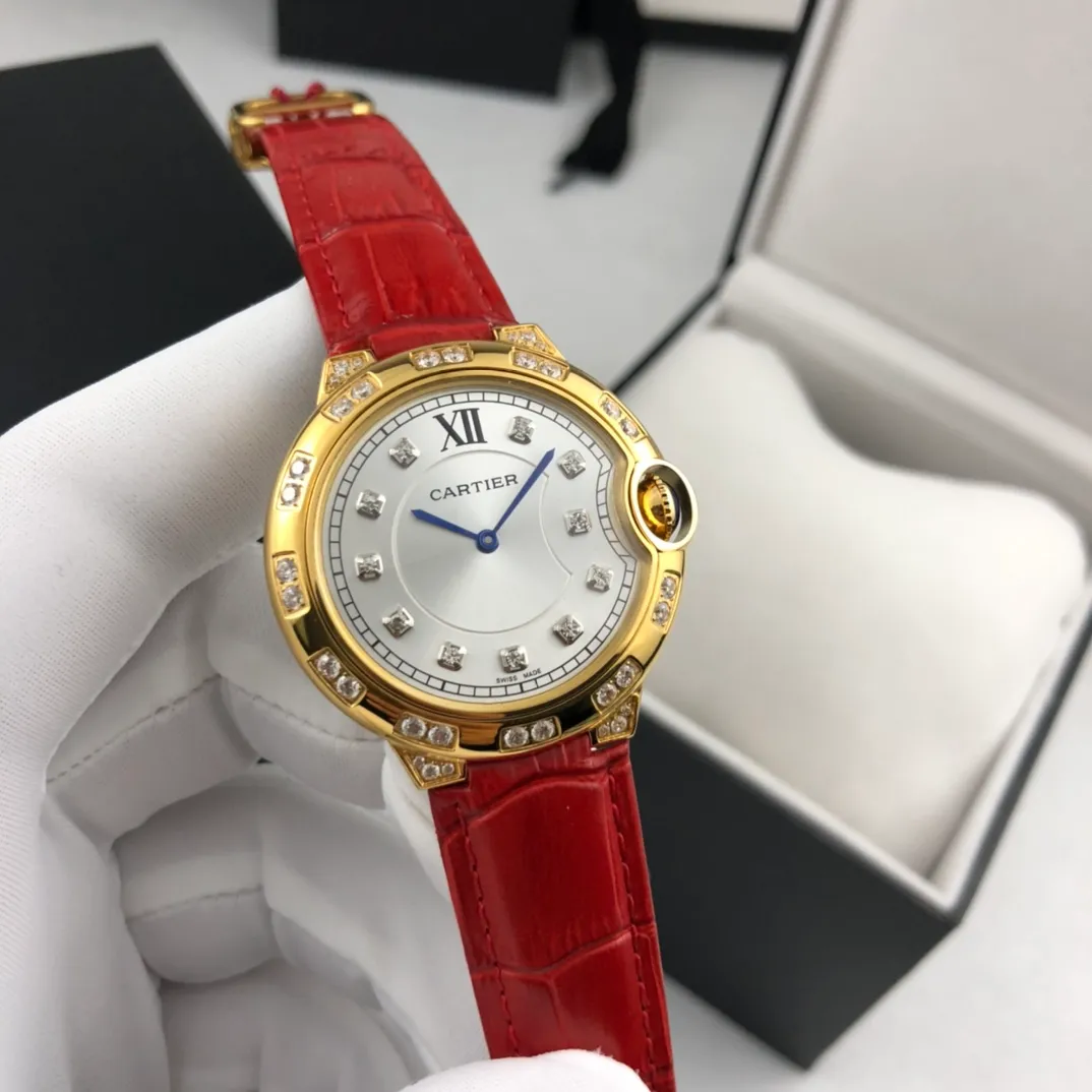 【Foreign trade import】💰840! Cartier - [CARTIER Blue Balloon Series Goddess Watch is very popular among goddesses. The 316L stainless steel case is inlaid with Czech high-shine diamonds. The clean Roman and diamond stud brushed metal dial shows a simple temperament. The imported quartz movement, the latest and most pink color is super white, and the appearance and temperament are amazing! Original folding clasp, size: 36mm