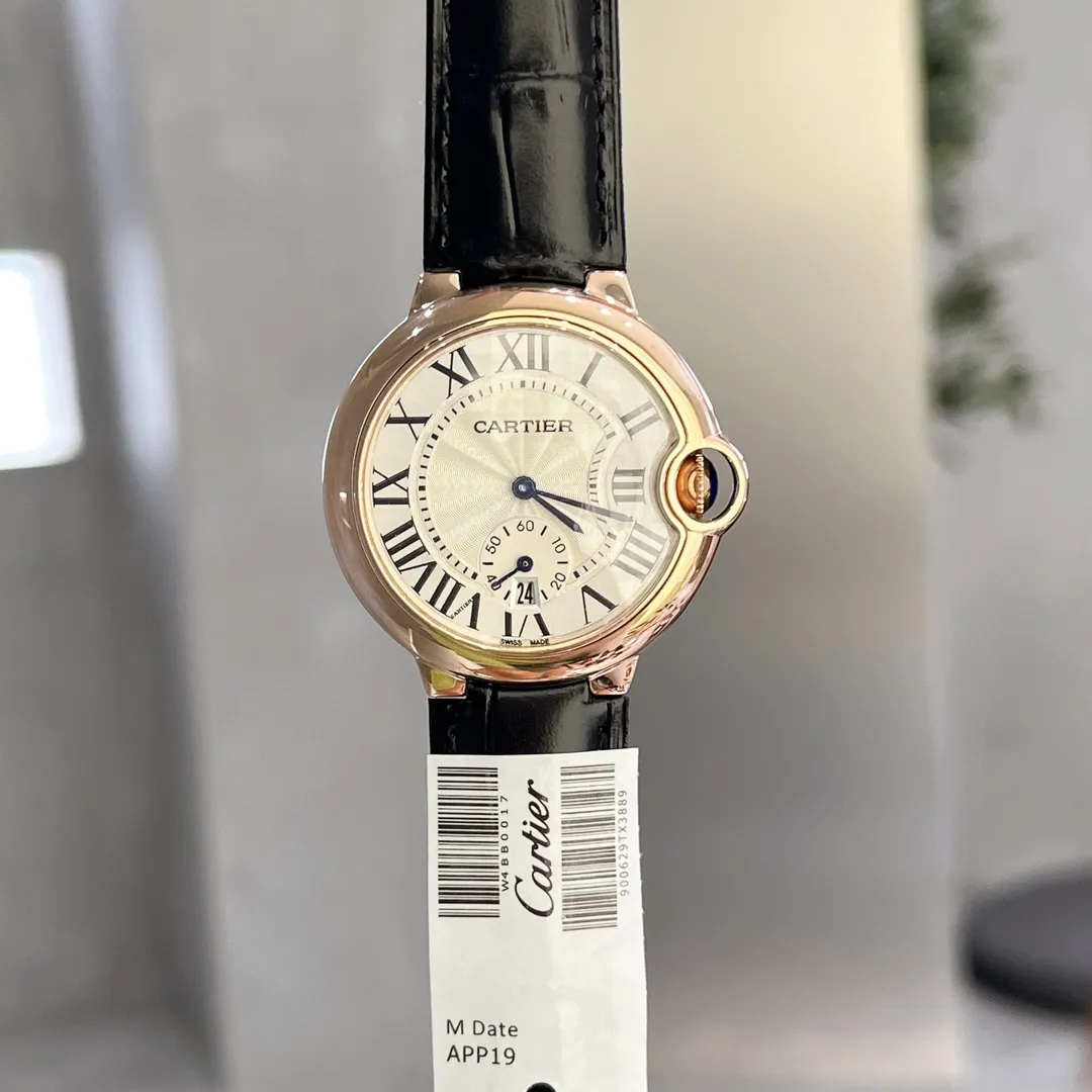 【Top replica】💰1720! Taiwan factory produces three sizes in one women's model 36mm Cartier Cartier Blue Balloon Series: New quartz watch with two-and-a-half-hand calendar display, watch lovers expect two-and-a-half-hand seconds with calendar function, double sapphire glass mirror, 316 fine steel case, steel blue sword-shaped hands, water drop fish eye effect sapphire mirror, Italian imported cowhide, 316 original steel belt, size 36mm thick 11mm (bottom cover coded warranty card tag with three codes in one) individually packaged, Xiaohongshu recommends best-selling models, Douyin live broadcast popular products come to Long