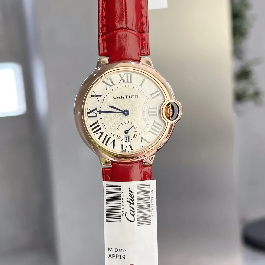【Top replica】💰1720! Taiwan factory produces three sizes in one women's model 36mm Cartier Cartier Blue Balloon Series: New quartz watch with two-and-a-half-hand calendar display, watch lovers expect two-and-a-half-hand seconds with calendar function, double sapphire glass mirror, 316 fine steel case, steel blue sword-shaped hands, water drop fish eye effect sapphire mirror, Italian imported cowhide, 316 original steel belt, size 36mm thick 11mm (bottom cover coded warranty card tag with three codes in one) individually packaged, Xiaohongshu recommends best-selling models, Douyin live broadcast popular products come to Long