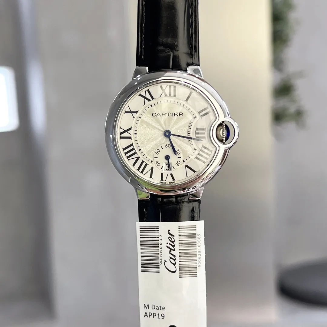 【Top replica】💰1720! Taiwan factory produces three sizes in one women's model 36mm Cartier Cartier Blue Balloon Series: New quartz watch with two-and-a-half-hand calendar display, watch lovers expect two-and-a-half-hand seconds with calendar function, double sapphire glass mirror, 316 fine steel case, steel blue sword-shaped hands, water drop fish eye effect sapphire mirror, Italian imported cowhide, 316 original steel belt, size 36mm thick 11mm (bottom cover coded warranty card tag with three codes in one) individually packaged, Xiaohongshu recommends best-selling models, Douyin live broadcast popular products come to Long
