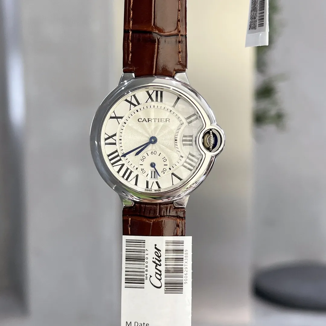 【Top replica】💰1720! Taiwan factory produces three sizes in one women's model 36mm Cartier Cartier Blue Balloon Series: New quartz watch with two-and-a-half-hand calendar display, watch lovers expect two-and-a-half-hand seconds with calendar function, double sapphire glass mirror, 316 fine steel case, steel blue sword-shaped hands, water drop fish eye effect sapphire mirror, Italian imported cowhide, 316 original steel belt, size 36mm thick 11mm (bottom cover coded warranty card tag with three codes in one) individually packaged, Xiaohongshu recommends best-selling models, Douyin live broadcast popular products come to Long
