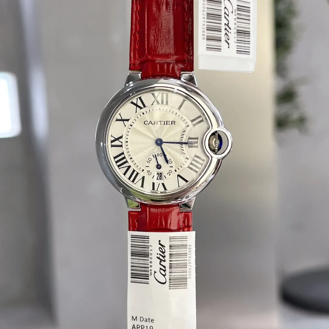 【Top replica】💰1720! Taiwan factory produces three sizes in one women's model 36mm Cartier Cartier Blue Balloon Series: New quartz watch with two-and-a-half-hand calendar display, watch lovers expect two-and-a-half-hand seconds with calendar function, double sapphire glass mirror, 316 fine steel case, steel blue sword-shaped hands, water drop fish eye effect sapphire mirror, Italian imported cowhide, 316 original steel belt, size 36mm thick 11mm (bottom cover coded warranty card tag with three codes in one) individually packaged, Xiaohongshu recommends best-selling models, Douyin live broadcast popular products come to Long