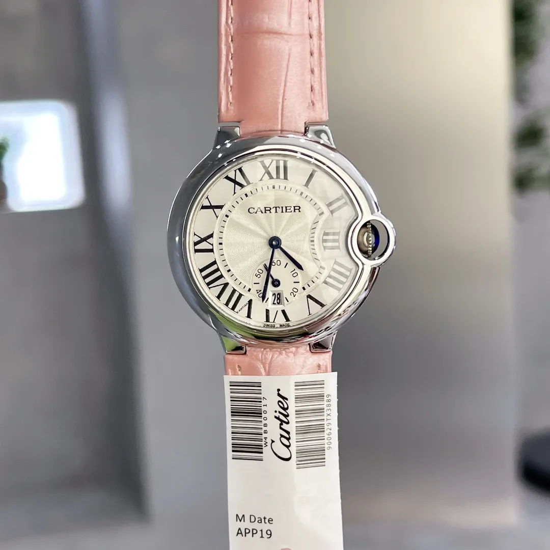 【Top replica】💰1720! Taiwan factory produces three sizes in one women's model 36mm Cartier Cartier Blue Balloon Series: New quartz watch with two-and-a-half-hand calendar display, watch lovers expect two-and-a-half-hand seconds with calendar function, double sapphire glass mirror, 316 fine steel case, steel blue sword-shaped hands, water drop fish eye effect sapphire mirror, Italian imported cowhide, 316 original steel belt, size 36mm thick 11mm (bottom cover coded warranty card tag with three codes in one) individually packaged, Xiaohongshu recommends best-selling models, Douyin live broadcast popular products come to Long