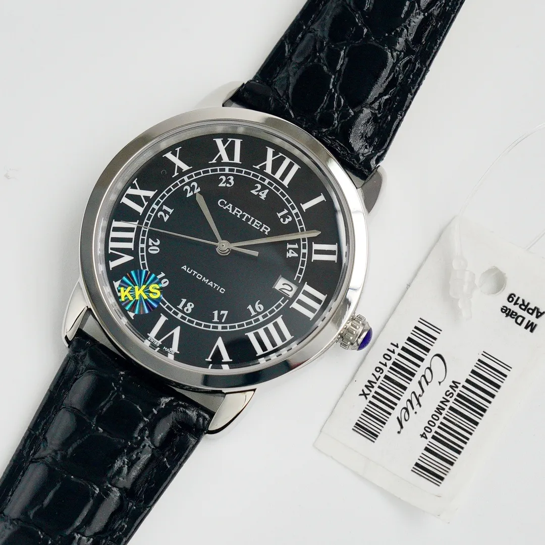 【Top replica】💰2900! Cartier London's new work at the Basel Fair CARTIER London starry SOLO series men's model, genuine open mold, 1, [Case] ​​316 stainless steel, CNC deep processing handle inlaid with the same white spinel as the genuine product, Mohs hardness reaches level 9, equipped with a sapphire scratch-resistant mirror! 2. [Inlay] The bezel is made of imported Czech diamonds, with top cutting technology, uniform size, and perfect hand-made inlay. 3. [Size] The size of 42mm*9mm is not only exquisite and elegant, but also practical, suitable for various clothing occasions. 4. [Movement] Using Swiss 2836 movement, original sealed bottom cover! Good stability! 5. [Strap] Paired with original imported Italian crocodile leather pattern 6. [Details] The three-pin model uses the same easy-to-use one-button ear-opening function as the original! This is the darling of the luxury trend. It is a watch worthy of collection by men. You must look for the original grilled steel blue hands of this top version and the engraved code under the independent balance wheel!