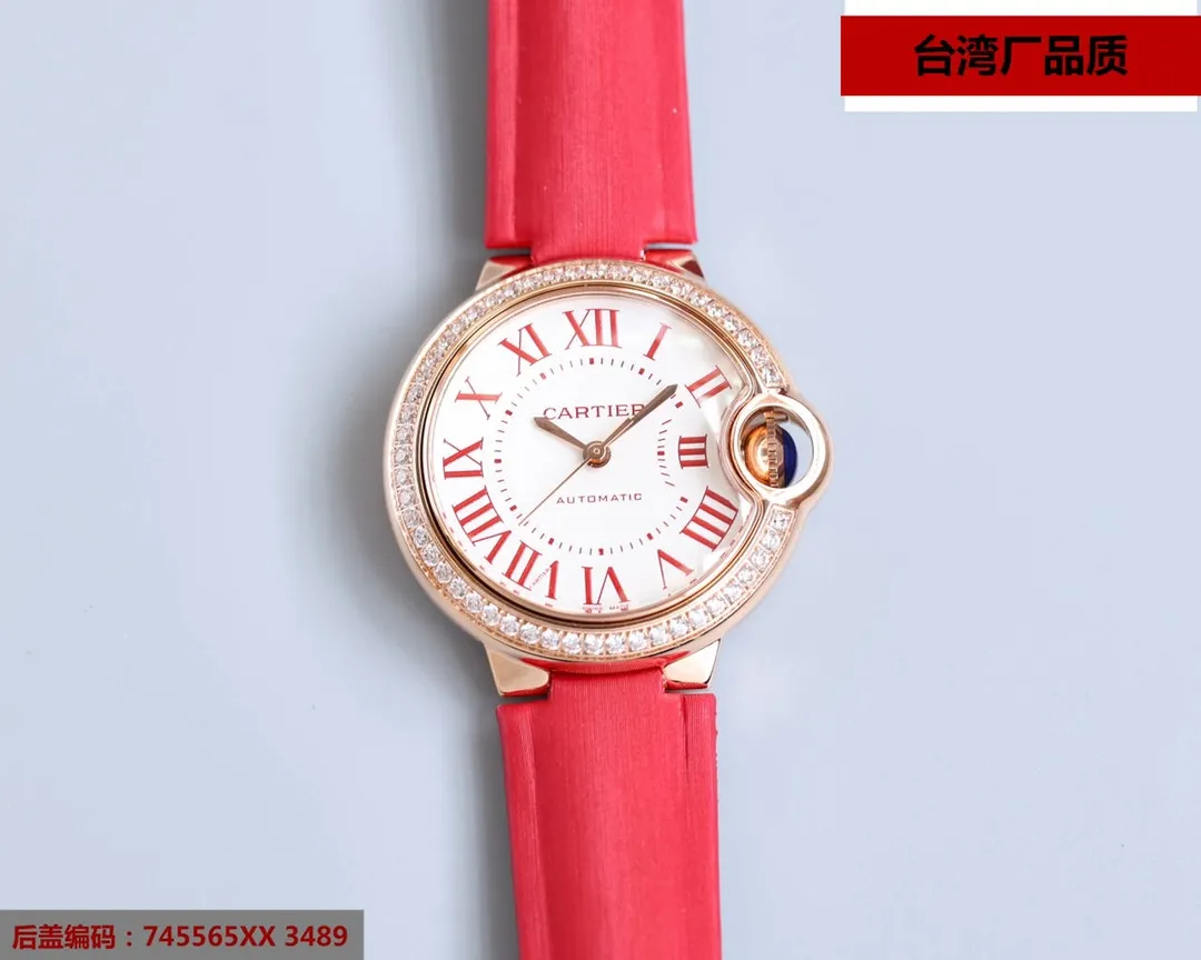 Taiwan factory blue balloon V12 version, 33 Seiko Japanese machine, (look for the bottom cover code 745565xx3489), this series of watches is famous for its delicate style and elegant style in the Cartier watchmaking industry. Of course, this watch must have such characteristics. The color of the stainless steel case makes the watch as light as a balloon, and the blue crown seems to have disobediently deviated from the original planned trajectory, like a playful couple. The Roman numerals on the dial look retro and deep, decorated with guilloche patterns and sword-shaped hands. The entire watch gives people a delicate and considerate feel. Isn’t this what couples need? Built-in: Japan's Citizen fully automatic machine, also with Swiss quartz, water drop (fish eye bubble) sapphire glass mirror, highly waterproof, burnt steel blue pointer color, curvature shape of the crown