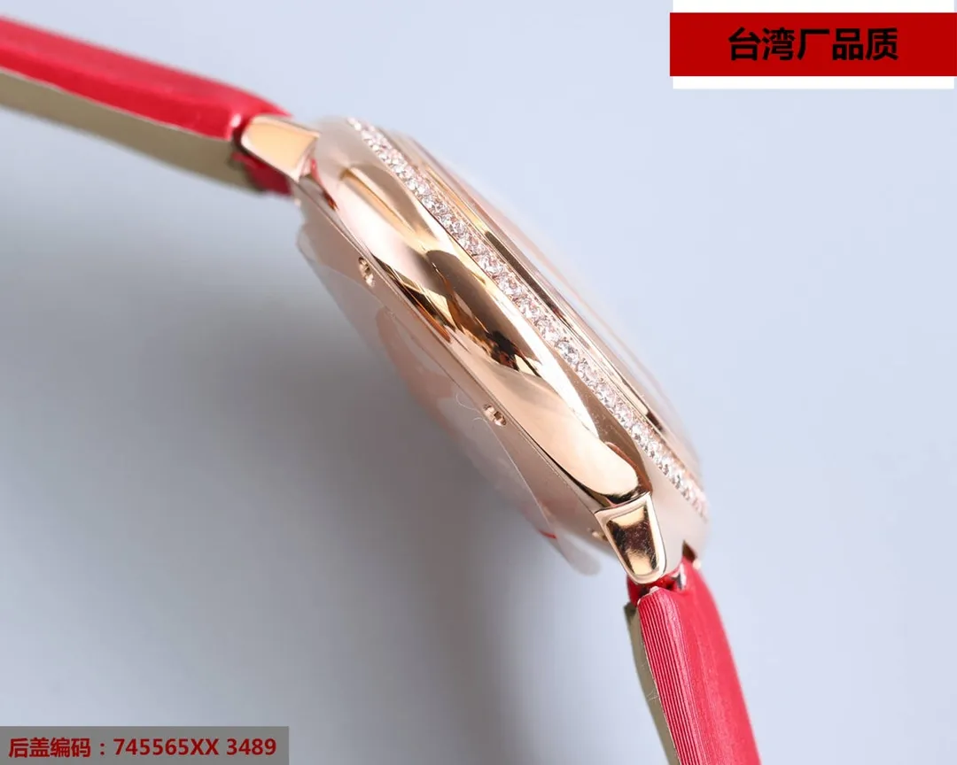 Taiwan factory blue balloon V12 version, 33 Seiko Japanese machine, (look for the bottom cover code 745565xx3489), this series of watches is famous for its delicate style and elegant style in the Cartier watchmaking industry. Of course, this watch must have such characteristics. The color of the stainless steel case makes the watch as light as a balloon, and the blue crown seems to have disobediently deviated from the original planned trajectory, like a playful couple. The Roman numerals on the dial look retro and deep, decorated with guilloche patterns and sword-shaped hands. The entire watch gives people a delicate and considerate feel. Isn’t this what couples need? Built-in: Japan's Citizen fully automatic machine, also with Swiss quartz, water drop (fish eye bubble) sapphire glass mirror, highly waterproof, burnt steel blue pointer color, curvature shape of the crown