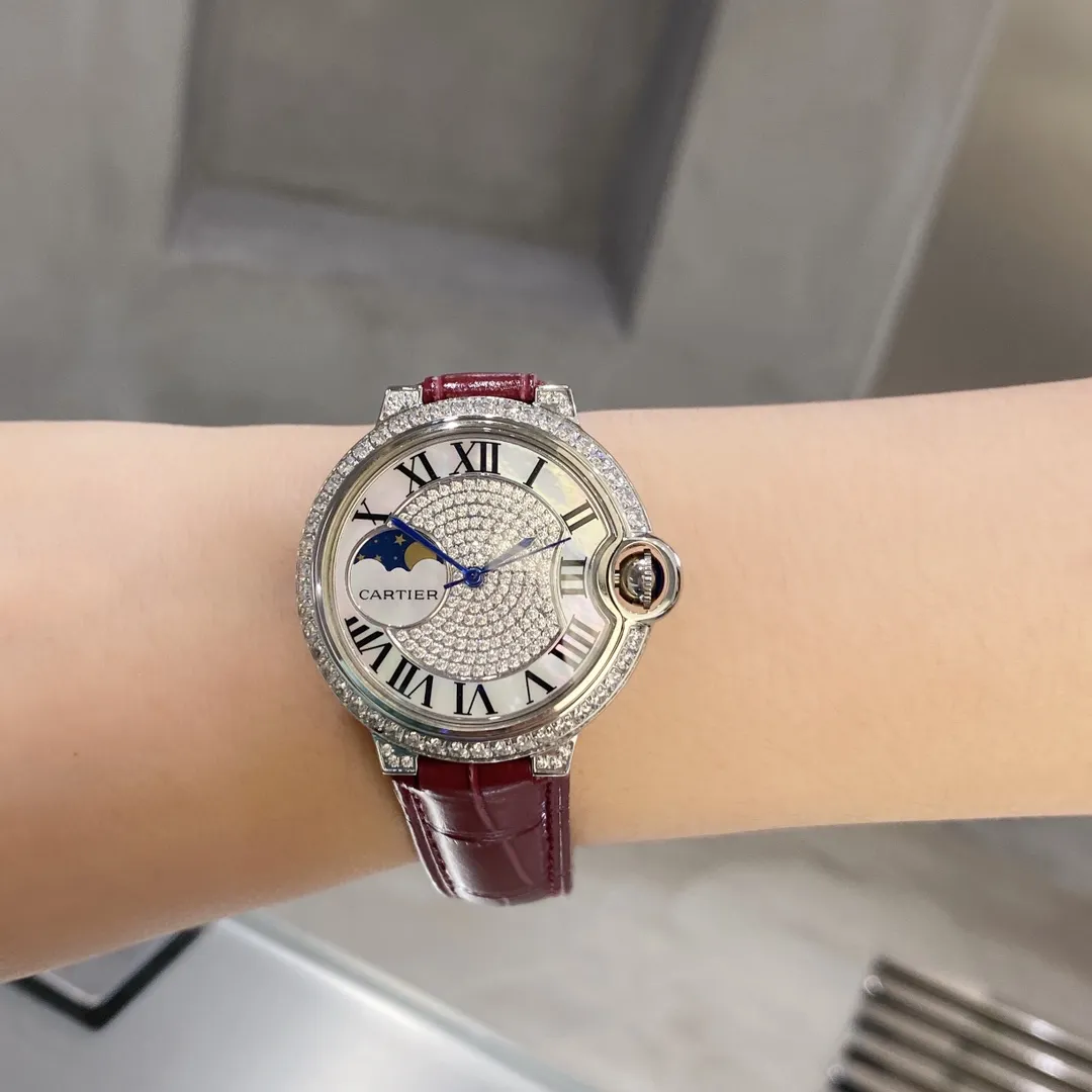 【High-end replica】💰1240! Cartier women's watch High-end limited edition, luxurious and noble temperament, it has to be [love], Cartier women's blue balloon luxury series, quartz watches are shipped in the same color [color], the sun, moon and stars are displayed in a large frame, the starry sky is running, time flows, special process cutting diamonds 💎 inlaid ring, personality, perfect, equipped with original imported quartz movement, accurate travel time, Cartier original snap buckle, diameter 36mm, thickness 8mm "Please look for the exclusive background to shoot the details"