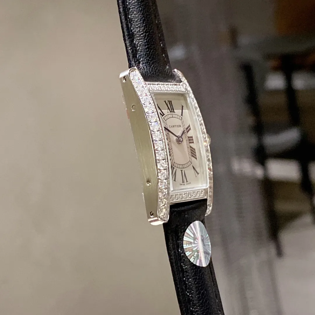 【Foreign trade import】💰1120! HR Factory Cartier's popular masterpiece - the elegant American tank WSTA0016 watch makes a graceful debut! Slim and colorful appearance, simple and beautiful design, it is the best choice for modern women! [Case] ​​The size of the watch is 35.8mmX19mmX6.3mm. Made of 316L fine steel, it is completed by two processes: drawing and polishing. The case design may seem weak, but the workmanship and polishing are indeed tough, perfectly interpreting the elegance and independence of contemporary women. [Movement] Swiss quartz movement, excellent quality, stable running time, perfect for "zero" repairs. [Strap] Made of Italian calfskin, soft and comfortable to wear. HR’s favorite work, please come and appreciate it together!