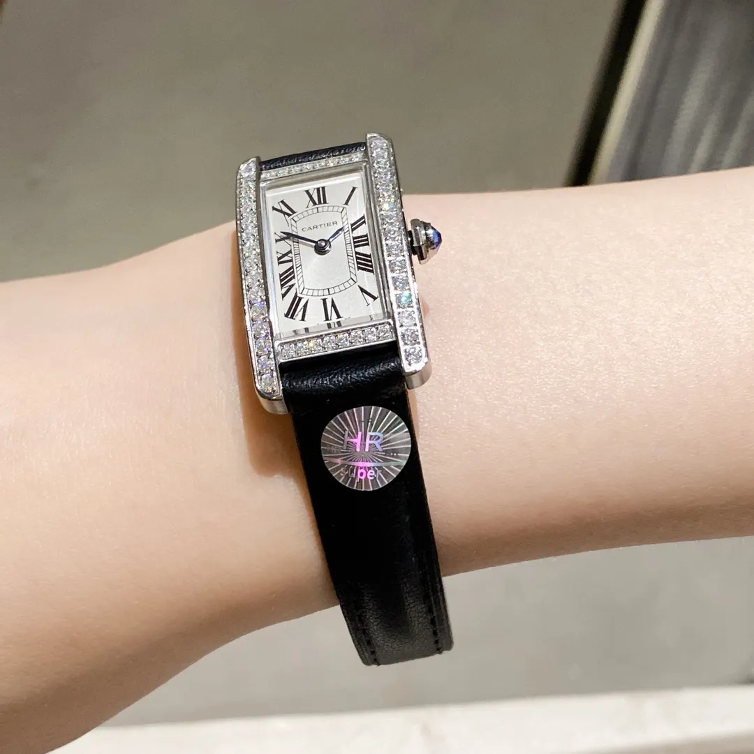 【Foreign trade import】💰1120! HR Factory Cartier's popular masterpiece - the elegant American tank WSTA0016 watch makes a graceful debut! Slim and colorful appearance, simple and beautiful design, it is the best choice for modern women! [Case] ​​The size of the watch is 35.8mmX19mmX6.3mm. Made of 316L fine steel, it is completed by two processes: drawing and polishing. The case design may seem weak, but the workmanship and polishing are indeed tough, perfectly interpreting the elegance and independence of contemporary women. [Movement] Swiss quartz movement, excellent quality, stable running time, perfect for "zero" repairs. [Strap] Made of Italian calfskin, soft and comfortable to wear. HR’s favorite work, please come and appreciate it together!