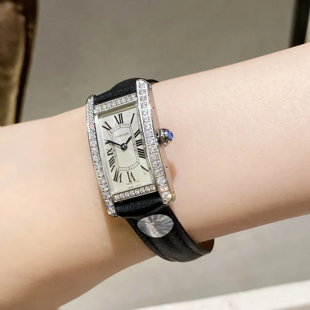 【Foreign trade import】💰1120! HR Factory Cartier's popular masterpiece - the elegant American tank WSTA0016 watch makes a graceful debut! Slim and colorful appearance, simple and beautiful design, it is the best choice for modern women! [Case] ​​The size of the watch is 35.8mmX19mmX6.3mm. Made of 316L fine steel, it is completed by two processes: drawing and polishing. The case design may seem weak, but the workmanship and polishing are indeed tough, perfectly interpreting the elegance and independence of contemporary women. [Movement] Swiss quartz movement, excellent quality, stable running time, perfect for "zero" repairs. [Strap] Made of Italian calfskin, soft and comfortable to wear. HR’s favorite work, please come and appreciate it together!