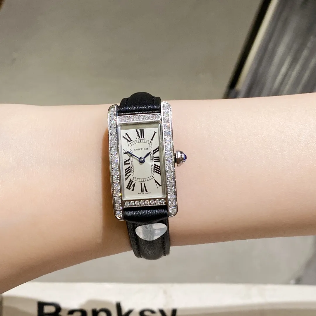 【Foreign trade import】💰1120! HR Factory Cartier's popular masterpiece - the elegant American tank WSTA0016 watch makes a graceful debut! Slim and colorful appearance, simple and beautiful design, it is the best choice for modern women! [Case] ​​The size of the watch is 35.8mmX19mmX6.3mm. Made of 316L fine steel, it is completed by two processes: drawing and polishing. The case design may seem weak, but the workmanship and polishing are indeed tough, perfectly interpreting the elegance and independence of contemporary women. [Movement] Swiss quartz movement, excellent quality, stable running time, perfect for "zero" repairs. [Strap] Made of Italian calfskin, soft and comfortable to wear. HR’s favorite work, please come and appreciate it together!