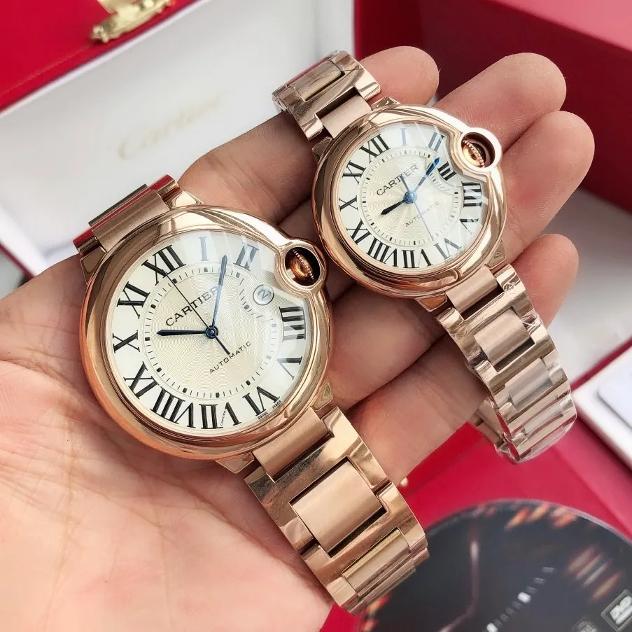 [High-end replica] 💰1160 men and 650 women! [Customized all-in-one machine]💰2100 men and 1280 women! Cartier Blue Balloon 33mm, 42mm Couple Matching Blue Balloon [Color] More beautiful combinations are waiting for you to discover [Upon appearance, heavily honed] After many years of long-term development, it has finally become a sharp weapon, the first choice for love, a hot-selling hot model [Color] The 42mm men's model of the Blue Balloon series is equipped with imported 9015 all-in-one machine movement, and the details of the shell appearance are exquisite and beautiful The 33mm women's model is equipped with the original Seiko NH05 movement, which is as thin as 10.8mm, slender and round, and vividly reproduces the essence of the original genuine product. Based on the above-mentioned details, the overall shell shape and appearance lines are beautiful and highly integrated, integrating multiple high-end craftsmanship!