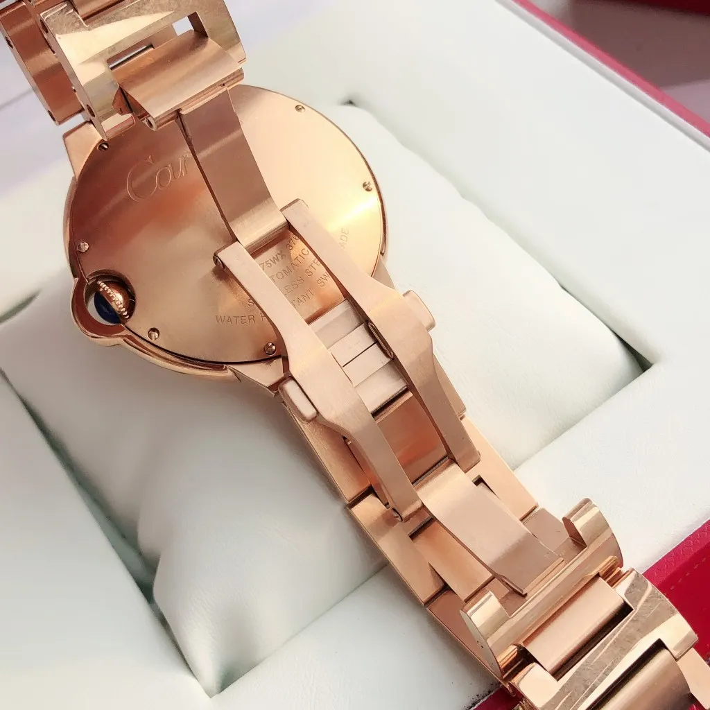 [High-end replica] 💰1160 men and 650 women! [Customized all-in-one machine]💰2100 men and 1280 women! Cartier Blue Balloon 33mm, 42mm Couple Matching Blue Balloon [Color] More beautiful combinations are waiting for you to discover [Upon appearance, heavily honed] After many years of long-term development, it has finally become a sharp weapon, the first choice for love, a hot-selling hot model [Color] The 42mm men's model of the Blue Balloon series is equipped with imported 9015 all-in-one machine movement, and the details of the shell appearance are exquisite and beautiful The 33mm women's model is equipped with the original Seiko NH05 movement, which is as thin as 10.8mm, slender and round, and vividly reproduces the essence of the original genuine product. Based on the above-mentioned details, the overall shell shape and appearance lines are beautiful and highly integrated, integrating multiple high-end craftsmanship!