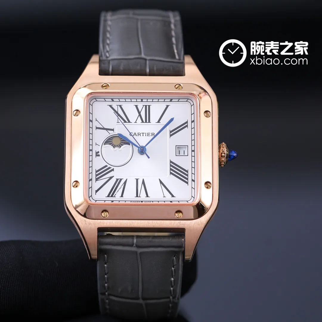 [Produced in Taiwan Factory] Genuine mold opening - it took 13 months to flawlessly ship out. The Cartier Santos-Dumont XL watch is newly unveiled. In 1904, Louis Cartier designed a timepiece for Alberto Santos-Dumont, a close friend of the aviator, for easy use during flying. As the first modern men's watch, its rectangular bezel and eye-catching screws are unforgettable; its symbolic meaning is also praised - ambitious. Brand: Cartier (men's watch) Type: Dumont series (men's watch) imported "thump-shaped" sapphire mirror, the gemstone line decoration can be seen when looking at the mirror from the side, the outline is smooth and the lines are sharp, the sword-shaped hands are matched with a bead-shaped winding crown➕gemstone, strap: Italian cowhide strap➕original pin buckle Case: made of 316 stainless steel to create "water chestnut, radian, sand-blasting, stitching" polished with the same process as the original product Movement: (Imported automatic movement, accurate travel time, stable movement, 0 repairs) Size: (Watch width 39.5mm, thickness 11mm men's XL watch) (Features: 100% waterproof, depth 30 meters waterproof, certified back cover number tag card three-in-one, quality assurance produced by a major manufacturer) Actual natural light photography, welcome to reprint!