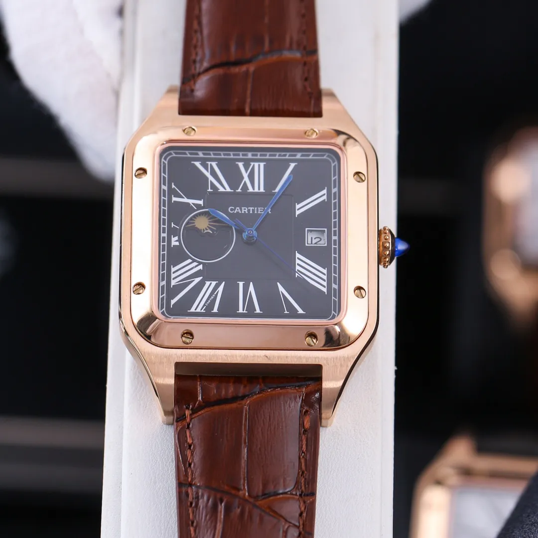 [Produced in Taiwan Factory] Genuine mold opening - it took 13 months to flawlessly ship out. The Cartier Santos-Dumont XL watch is newly unveiled. In 1904, Louis Cartier designed a timepiece for Alberto Santos-Dumont, a close friend of the aviator, for easy use during flying. As the first modern men's watch, its rectangular bezel and eye-catching screws are unforgettable; its symbolic meaning is also praised - ambitious. Brand: Cartier (men's watch) Type: Dumont series (men's watch) imported "thump-shaped" sapphire mirror, the gemstone line decoration can be seen when looking at the mirror from the side, the outline is smooth and the lines are sharp, the sword-shaped hands are matched with a bead-shaped winding crown➕gemstone, strap: Italian cowhide strap➕original pin buckle Case: made of 316 stainless steel to create "water chestnut, radian, sand-blasting, stitching" polished with the same process as the original product Movement: (Imported automatic movement, accurate travel time, stable movement, 0 repairs) Size: (Watch width 39.5mm, thickness 11mm men's XL watch) (Features: 100% waterproof, depth 30 meters waterproof, certified back cover number tag card three-in-one, quality assurance produced by a major manufacturer) Actual natural light photography, welcome to reprint!