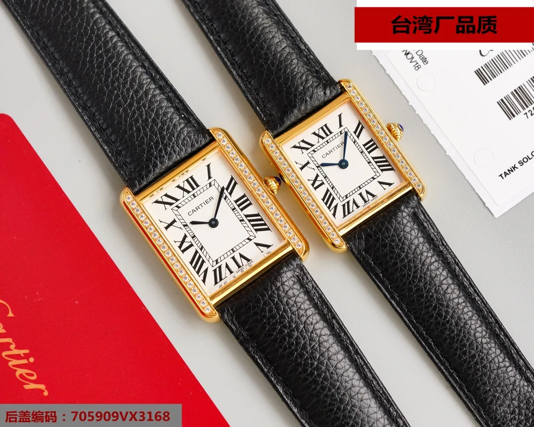 [High-end replica] 💰1720 each! Arrival from Taiwan factory, genuine mold opening, high-end replica, Cartier Tank-SOLO TANK SOLO Tank W52 series. The movement adopts Swiss 762 movement. The side of the case uses a round bead crown, inlaid with a convex spinel, an internal silver-plated light bead dial, Roman numeral hour markers, sword-shaped steel blue hands, covered with a sapphire crystal mirror. Use steel folding clasp. Waterproof to a depth of 30 meters. The classic beauty is expressed in polished or silk-finished steel, showing a very modern appearance. Large size: 31*40mm. Medium size: 27×34. Small size: 24*31mm.