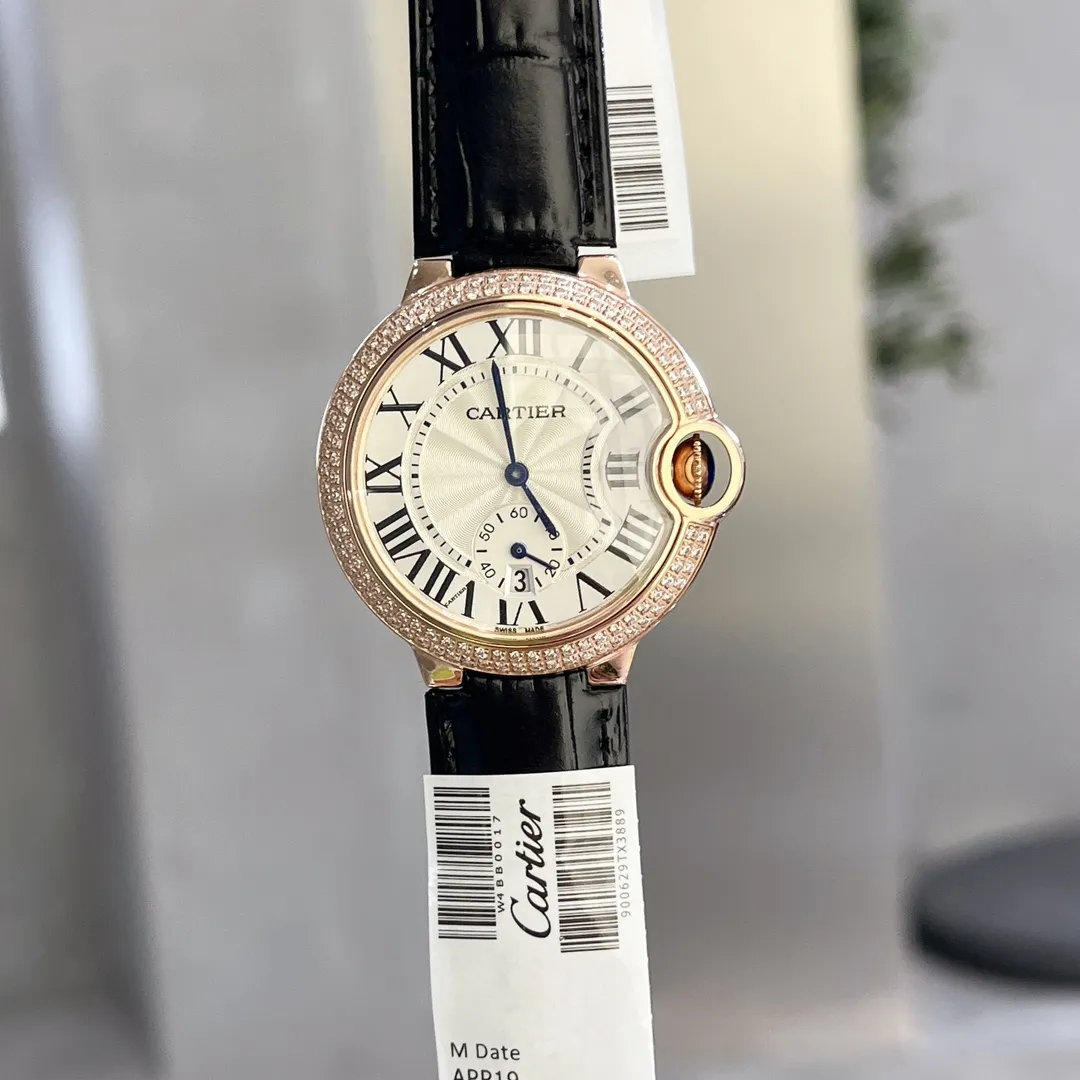 【Top replica】💰1720! Taiwan factory produces three sizes in one women's model 36mm Cartier Cartier Blue Balloon Series: New quartz watch with two-and-a-half-hand calendar display, watch lovers expect two-and-a-half-hand seconds with calendar function, double sapphire glass mirror, 316 fine steel case, steel blue sword-shaped hands, water drop fish eye effect sapphire mirror, Italian imported cowhide, 316 original steel belt, size 36mm thick 11mm (bottom cover coded warranty card tag with three codes in one) individually packaged, Xiaohongshu recommends best-selling models, Douyin live broadcast popular products come to Long