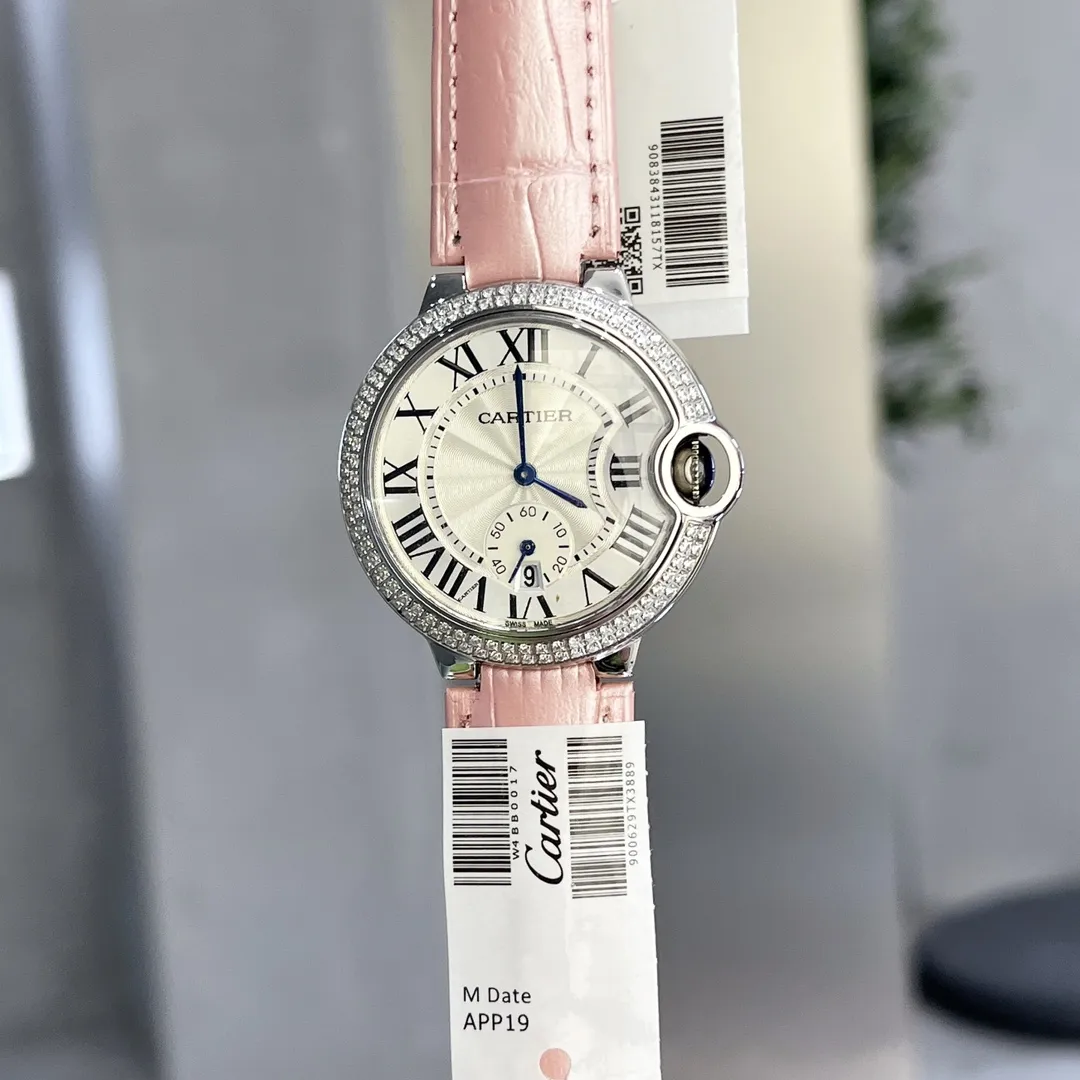 【Top replica】💰1720! Taiwan factory produces three sizes in one women's model 36mm Cartier Cartier Blue Balloon Series: New quartz watch with two-and-a-half-hand calendar display, watch lovers expect two-and-a-half-hand seconds with calendar function, double sapphire glass mirror, 316 fine steel case, steel blue sword-shaped hands, water drop fish eye effect sapphire mirror, Italian imported cowhide, 316 original steel belt, size 36mm thick 11mm (bottom cover coded warranty card tag with three codes in one) individually packaged, Xiaohongshu recommends best-selling models, Douyin live broadcast popular products come to Long