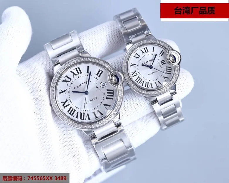 [Top replica] 💰2400 yuan each! The Cartier Blue Balloon V12 version produced in Taiwan is equipped with imported Swiss 2836 movement. This series of watches is famous for its delicate style and elegant style in the Cartier watchmaking industry. Of course, this watch must have such characteristics. The color of the stainless steel case makes the watch as light as a balloon, and the blue crown seems to have disobediently deviated from the original planned trajectory, like a playful couple. The Roman numerals on the dial look retro and deep, decorated with guilloche patterns and sword-shaped hands. The entire watch gives people a delicate and considerate feel. Isn’t this what couples need? Built-in: Imported Swiss 2836 movement, also with Swiss quartz, water drop (fish eye bubble) sapphire glass mirror, depth waterproof to 200 meters, burnt steel blue pointer color, curvature shape of the crown