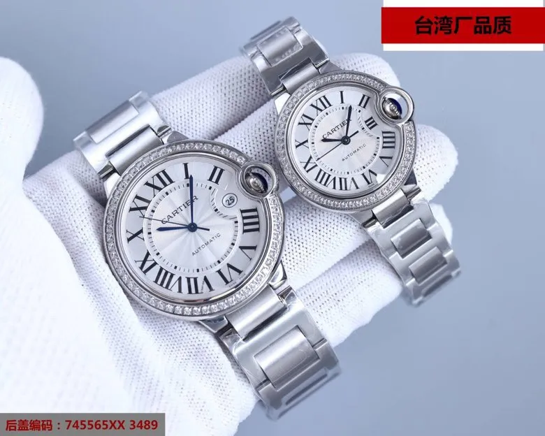 [Top replica] 💰2400 yuan each! The Cartier Blue Balloon V12 version produced in Taiwan is equipped with imported Swiss 2836 movement. This series of watches is famous for its delicate style and elegant style in the Cartier watchmaking industry. Of course, this watch must have such characteristics. The color of the stainless steel case makes the watch as light as a balloon, and the blue crown seems to have disobediently deviated from the original planned trajectory, like a playful couple. The Roman numerals on the dial look retro and deep, decorated with guilloche patterns and sword-shaped hands. The entire watch gives people a delicate and considerate feel. Isn’t this what couples need? Built-in: Imported Swiss 2836 movement, also with Swiss quartz, water drop (fish eye bubble) sapphire glass mirror, depth waterproof to 200 meters, burnt steel blue pointer color, curvature shape of the crown