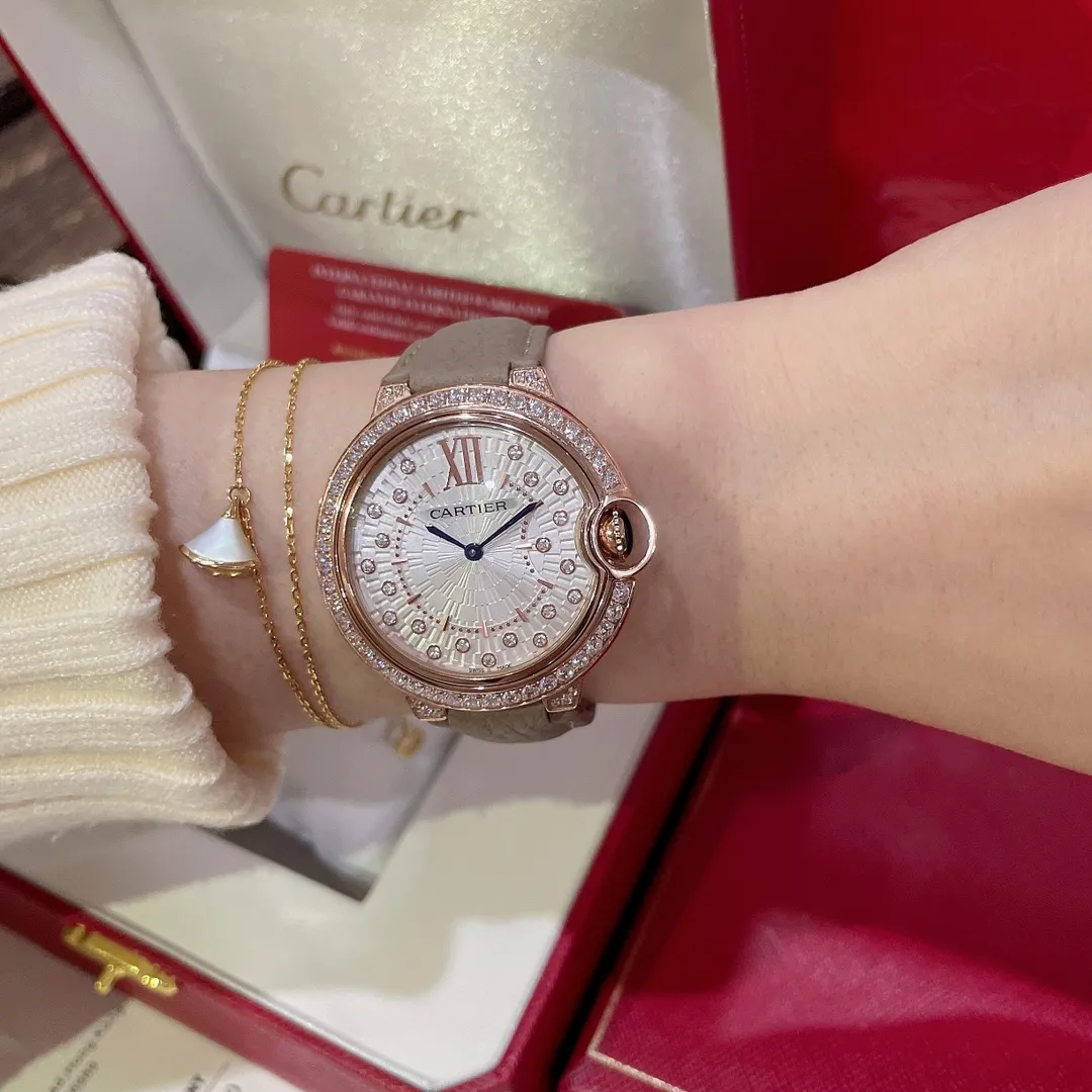 【High-end replica】💰1360! The latest model of the Cartier Blue Balloon series | If you want to attract attention, go for it (custom-made turtle dove gray lychee leather) 🔥 ✨The dial is a brand-new design, set with 21 brilliant-cut round diamonds, which looks like blooming fireworks when viewed from a distance. It is the only watch with a 3D three-dimensional shape on the market. It is highly recognizable and has an integrated arc-shaped touch from top to bottom. It is light and comfortable to wear on the wrist. There are diamonds and gold beads inside the watch. Looking from the side of this watch, the diamonds and gold beads inside are reflected on the convex sapphire glass. Watch it carefully and shake it gently. From multiple angles, it seems like stars are twinkling and dazzling. It feels like you are falling into the vast starry sky, giving people an infinite reverie. The size is 36mm, so look for exclusive high quality!