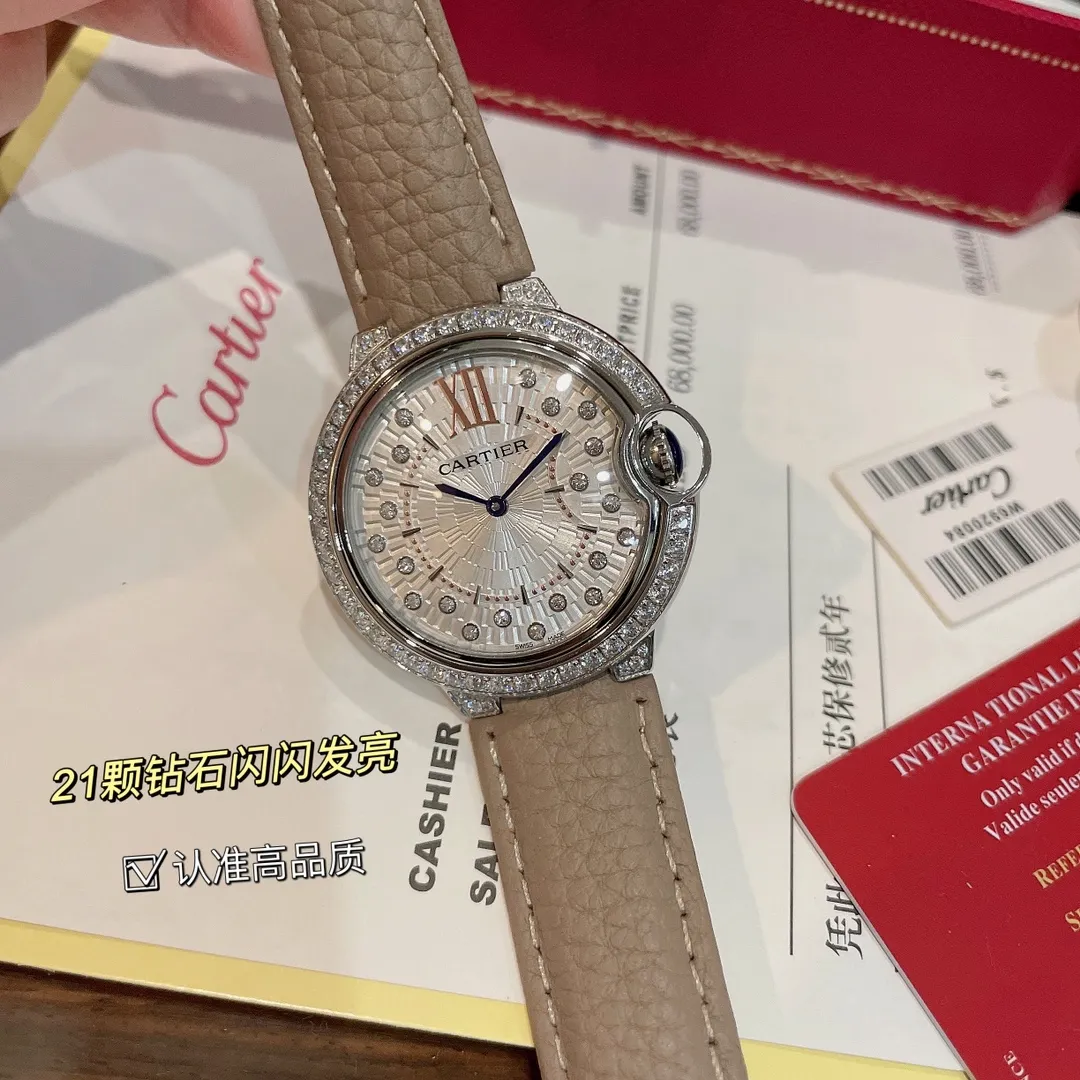 【High-end replica】💰1360! The latest model of the Cartier Blue Balloon series | If you want to attract attention, go for it (custom-made turtle dove gray lychee leather) 🔥 ✨The dial is a brand-new design, set with 21 brilliant-cut round diamonds, which looks like blooming fireworks when viewed from a distance. It is the only watch with a 3D three-dimensional shape on the market. It is highly recognizable and has an integrated arc-shaped touch from top to bottom. It is light and comfortable to wear on the wrist. There are diamonds and gold beads inside the watch. Looking from the side of this watch, the diamonds and gold beads inside are reflected on the convex sapphire glass. Watch it carefully and shake it gently. From multiple angles, it seems like stars are twinkling and dazzling. It feels like you are falling into the vast starry sky, giving people an infinite reverie. The size is 36mm, so look for exclusive high quality!