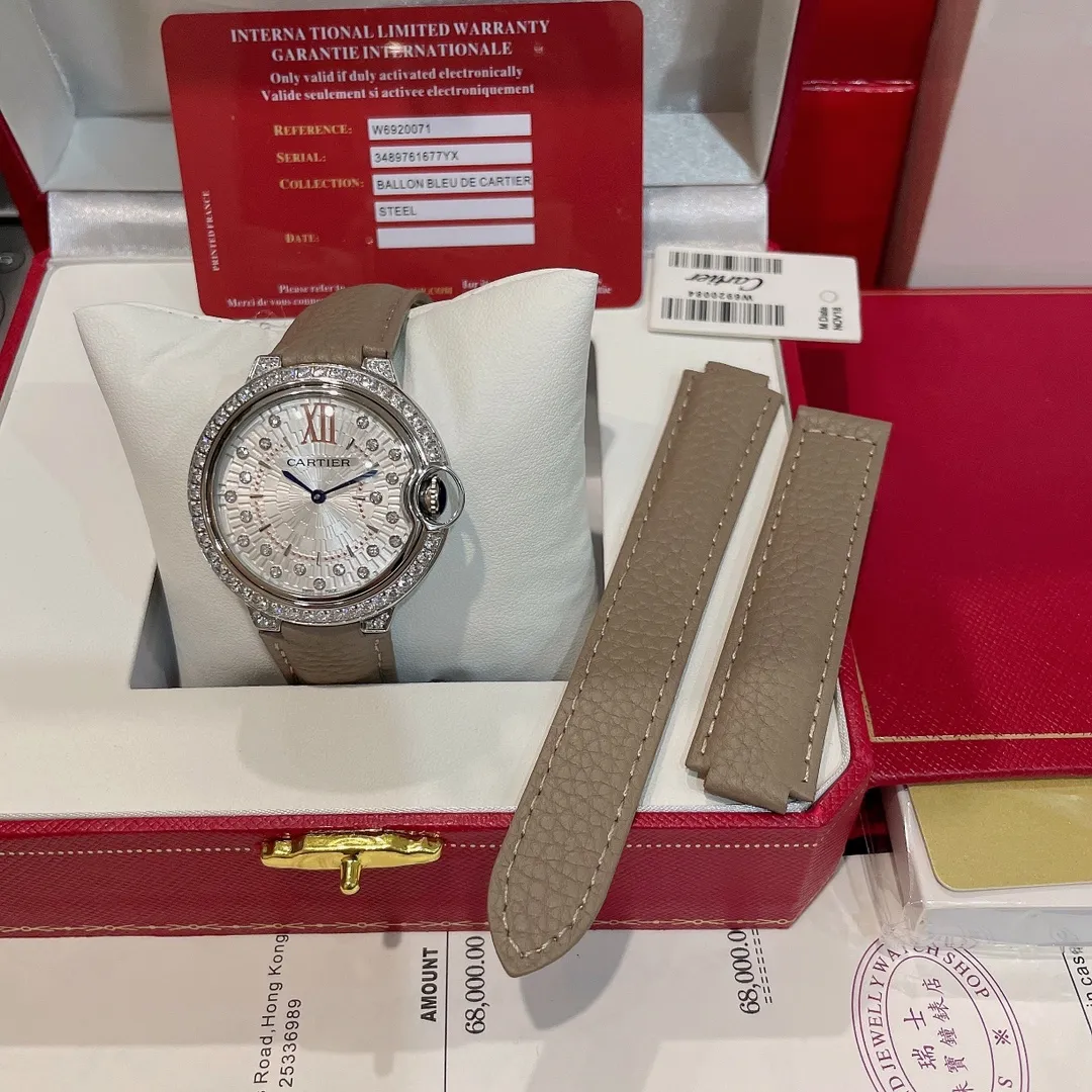 【High-end replica】💰1360! The latest model of the Cartier Blue Balloon series | If you want to attract attention, go for it (custom-made turtle dove gray lychee leather) 🔥 ✨The dial is a brand-new design, set with 21 brilliant-cut round diamonds, which looks like blooming fireworks when viewed from a distance. It is the only watch with a 3D three-dimensional shape on the market. It is highly recognizable and has an integrated arc-shaped touch from top to bottom. It is light and comfortable to wear on the wrist. There are diamonds and gold beads inside the watch. Looking from the side of this watch, the diamonds and gold beads inside are reflected on the convex sapphire glass. Watch it carefully and shake it gently. From multiple angles, it seems like stars are twinkling and dazzling. It feels like you are falling into the vast starry sky, giving people an infinite reverie. The size is 36mm, so look for exclusive high quality!