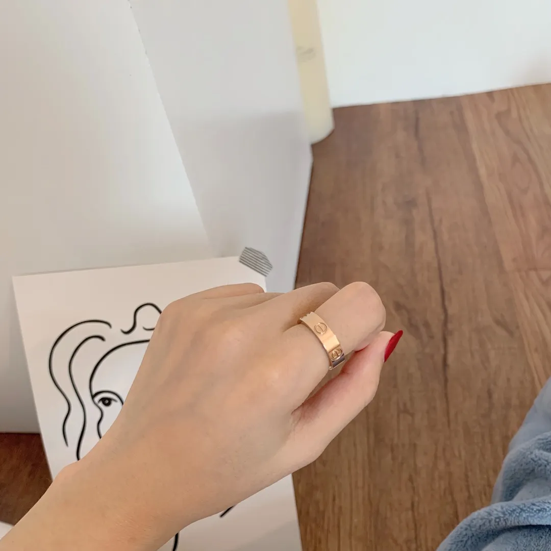 【1:1 replica】💰220 each! The Cartier love ring represents firm and loyal love. It means that two people will always be close to each other. ❤ Give it to yourself, your best friend, your elders, or your husband. It is perfect!!