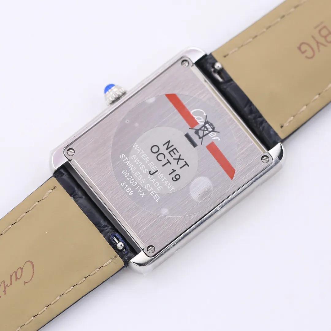 【Top Replica】💰2760! Cartier Tank [Litchi Grain Cowhide] Quick-release raw ear original cowhide, following the previous re-engraving plan. Use original parts and assemble them to create a unique clone that can compete with the original product. TANK-SOLO invites all watch friends to appreciate it. [Case] ​​The square case contains the universe. It is very difficult to alternate between rounded corners and right angles in order to pursue the perfect effect. Every finished product reflects the watchmaker’s patience and perseverance in striving for excellence. [Wonderful details] The bullet-shaped spinel, silver-plated pearlescent dial and blued hands are all supplied by the original parts factory. Combined with other accessories, the degree of simulation is unparalleled. [Strap] The same as the original factory, maintaining the choice of two straps - 1. Mississippi alligator leather 2. Aishi style TOGO leather. The former has extraordinary texture and the latter is comfortable to wear. Small size 31mm✖️24mm. Thickness 5.55! Medium size 35mm✖️27mm. Thickness 5.55! Real shots of shipment. Factory quality! Welcome to reprint!