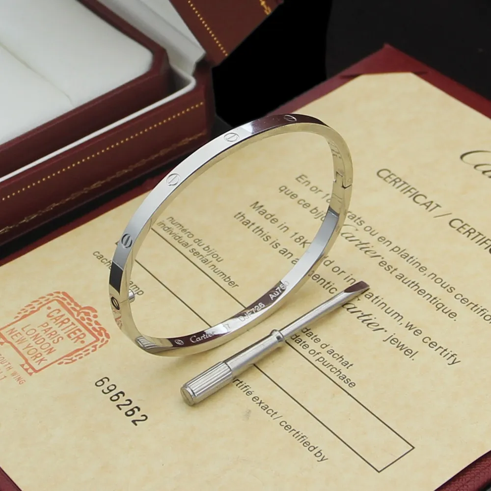 [Original order quality] 💰320 each! Cartier official website latest release 👉🏻Hot narrow version LOVE screwdriver bracelet💥Imported titanium steel electroplated 18k rose gold/white gold gold high-end customized screw bracelet👈🏻🙈🙈🙈Top craftsmanship Clear engraving on the counter 360 degrees no dead ends Comes with a screwdriver❗😘New narrow version design is more exquisite ~ Such a beautiful thing You must have 💋