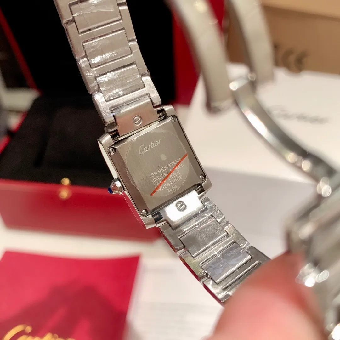 【High-end replica】💰1160! Cartier-CARTIER🌸🌸🌸The French Tank series launched in 1996, the case and strap are integrated into one design, making it the ultimate development of Cartier watch design. The jagged strap joints of its metal strap vividly represent the feeling of tank tracks, making this tank-inspired watch even more worthy of its name. The watch is exquisite and compact, very suitable for professional women to wear. Size 25X20