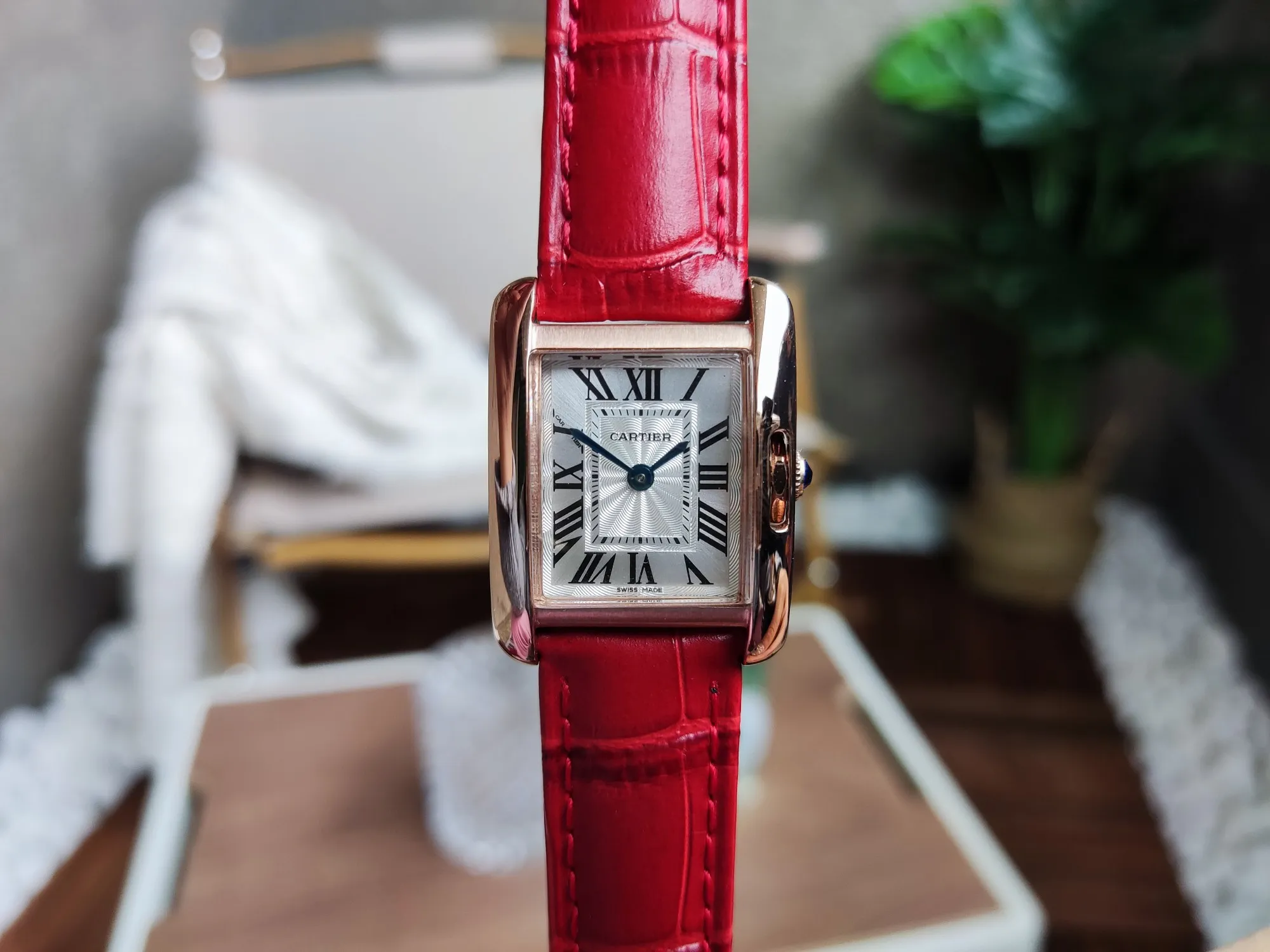 【High-end replica】💰1040! Cartier's classic Tank Anglaise British tank watch is very "tank". The compact shape, clearer lines, and restrained design contain full tension. It has an elegant design and has all the characteristics of a tank watch: an overall designed case and strap, Roman numerals, track scales, and blue steel sword-shaped hands. The real highlight is: the crown is hidden in the vertical lugs, and the overall structure forms a perfect symmetry. It uses an imported movement and an ultra-high-transparency coated crystal mirror. Size: 30.2 x 22.7 mm.