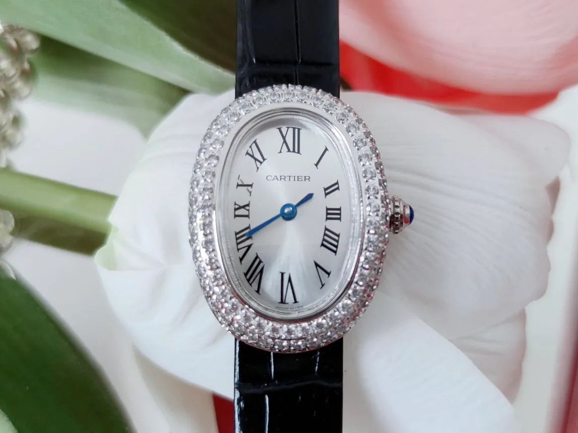 【High-end replica】💰1720! Cartier-Cartier’s latest classic! Baignoire bathtub series watches, with perfect oval lines and elegant and delicate appearance, Baignoire watches show young modern women the brand's classic style, which perfectly combines gentleness, softness and extremely rigorous characteristics. Women's dreams and elegant temperament merge the different marks of the brand again, with straight Roman numeral decoration, fleeting lines, a scale track composed of dots, and pavé diamonds emitting dazzling light. The new series can highlight excellent details and exude delicate and charming charm. Baignoire bathtub series watch, small model, uses imported Swiss quartz movement. Set with a sapphire cabochon. Silver-plated dial, sword-shaped blue steel hands, domed crystal mirror, original pin buckle, with multi-color calfskin. Case size: 32x26mm.