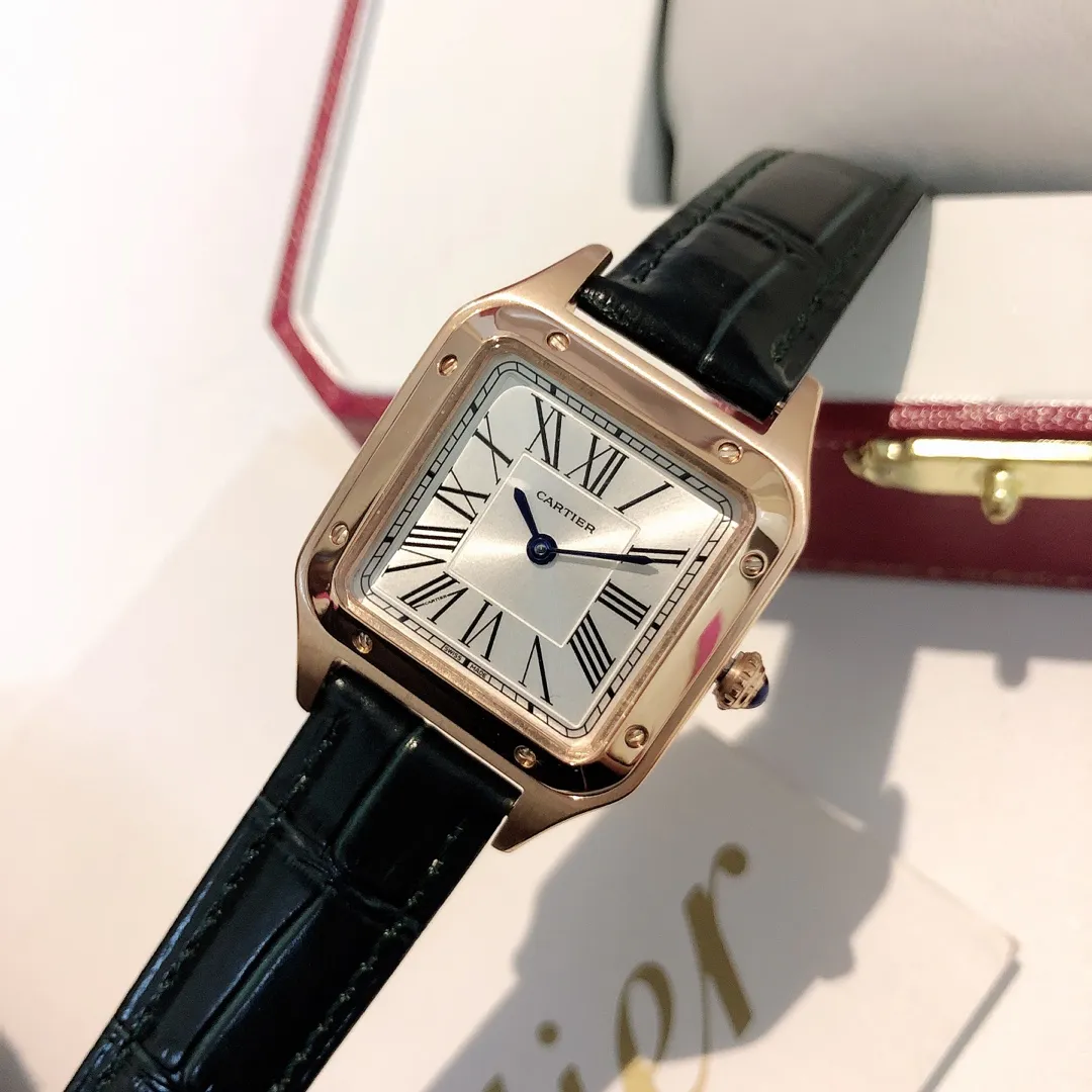 [Foreign trade import] 💰840 each Cartier Santos ultra-thin Dumont series watch, couple watch, unisex watch, 316L stainless steel case, blue spinel bead head, sunray pattern frosted effect, classic Roman numerals, sword-shaped blue steel hands, sapphire crystal mirror, Italian imported first-layer calfskin strap, stainless steel pin buckle buckle. Case size: Male (32 mm wide and 43 mm long) Female (28 mm wide and 38 mm long) Thickness: 7 mm.